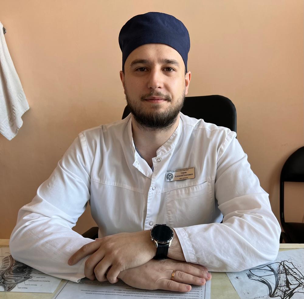 Жительница области поблагодарила врача-онколога Алексея Серова за лечение её бабушки