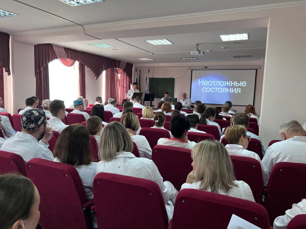 В онкологическом диспансере медперсоналу рассказали о правилах оказания неотложной помощи