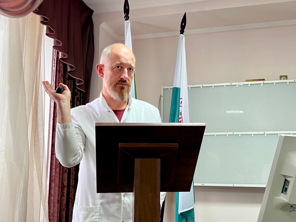 Главный внештатный онколог Евгений Синёв выступил с докладом о раке гортани