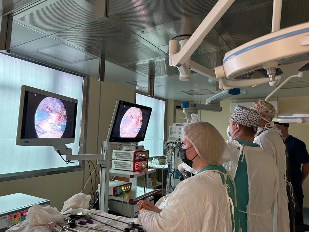 Пензенский онколог в прямом эфире провёл лапароскопическую операцию по удалению почки