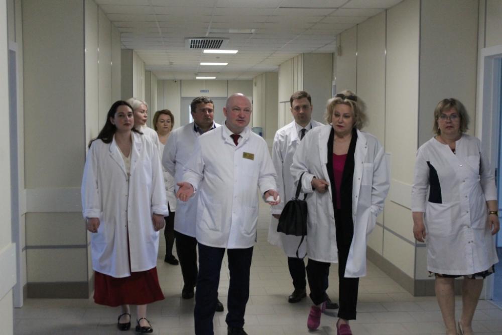 Депутаты Госдумы ознакомились с работой нового корпуса онкологического диспансера