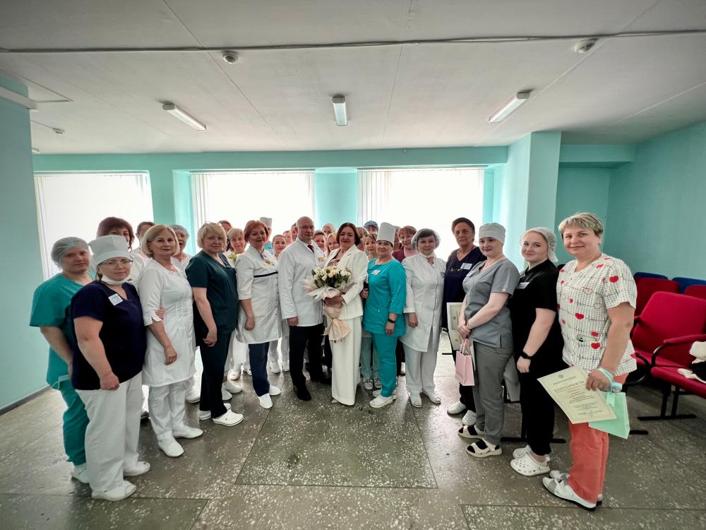 Главный врач онкологического диспансера поздравил медсестёр с профессиональным праздником